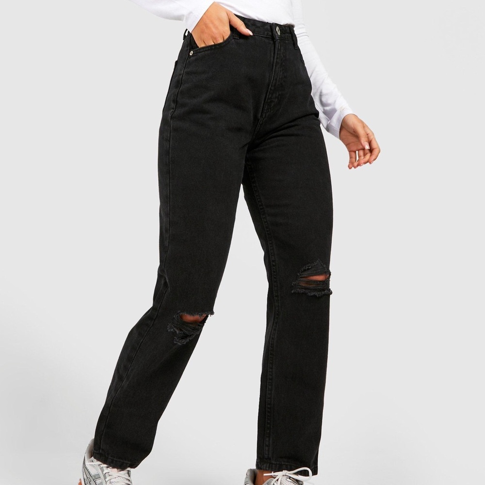NWT Boohoo Black RIPPED KNEE STRAIGHT FIT JEANS